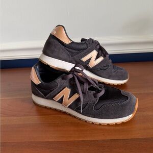 New Balance 520 sneakers in navy and rose gold Size 8 Women